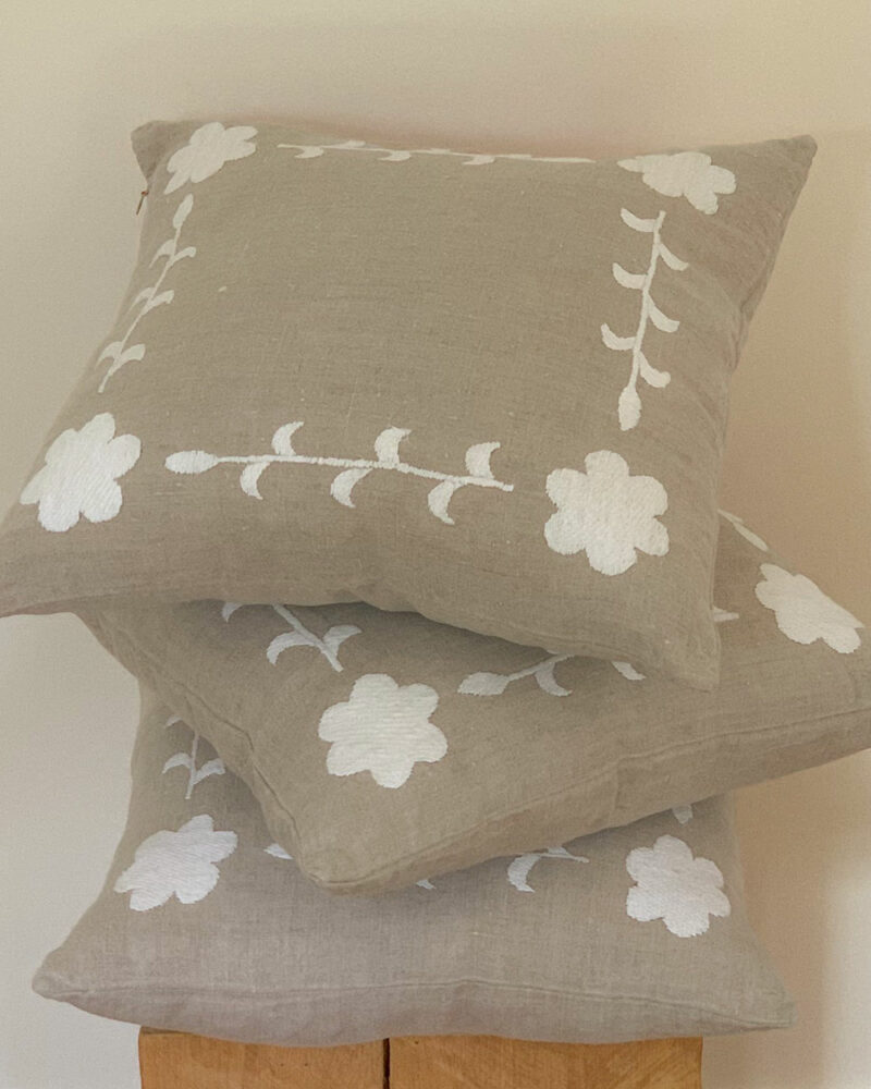 Coussin KALOVA en lin naturel beige brodé floral blanc, carré 45×45, décoration chic intemporelle.