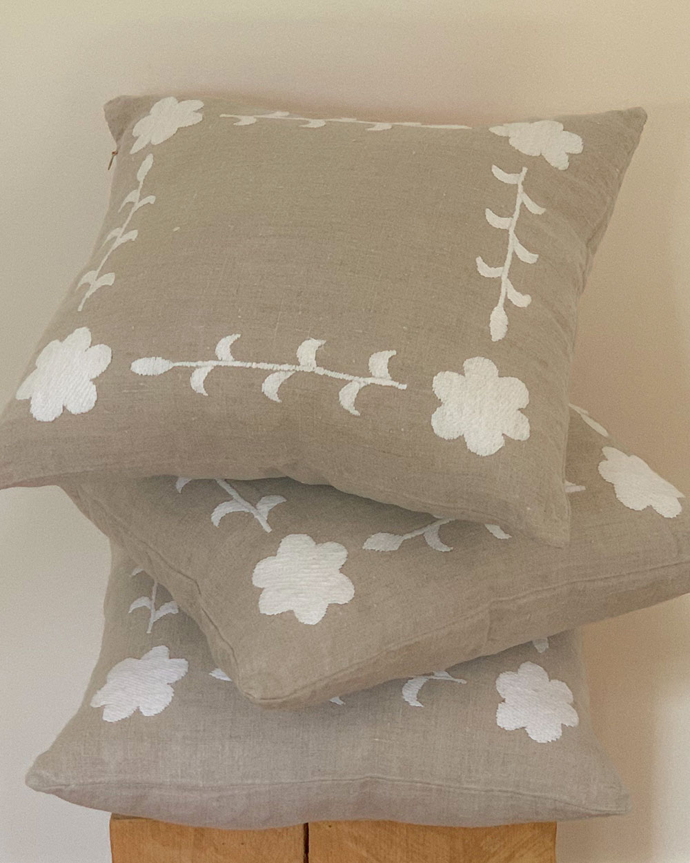 Coussin KALOVA en lin naturel beige brodé floral blanc, carré 45×45, décoration chic intemporelle.