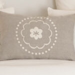 Coussin rectangulaire SOZANA en lin beige brodé écru 60×40, décoration élégante campagne chic.