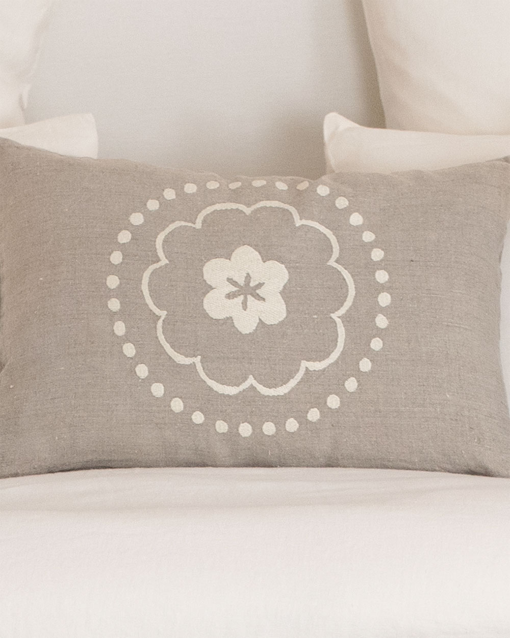 Coussin rectangulaire SOZANA en lin beige brodé écru 60×40, décoration élégante campagne chic.