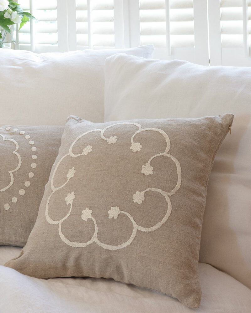 Coussin SOZANA carré en lin beige brodé main écru, raffiné pour chambre style campagne chic.
