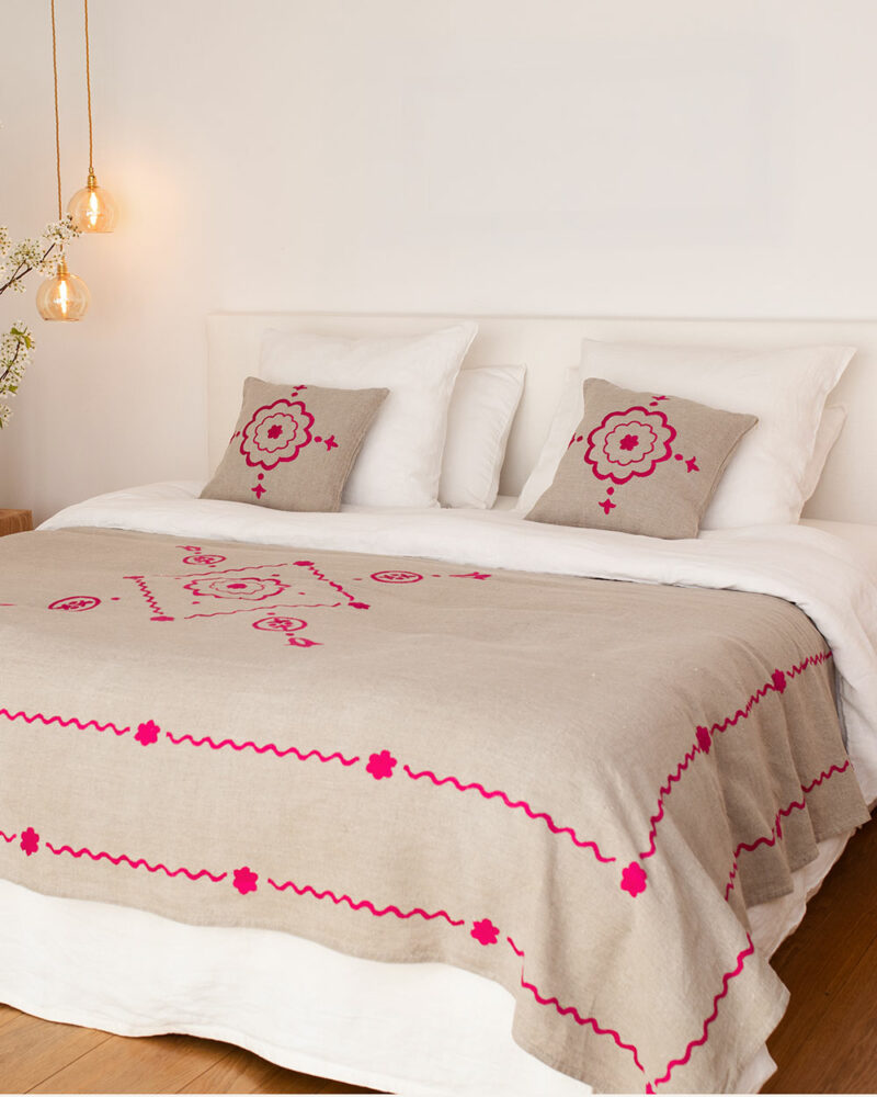 Dessus de lit en lin brodé rose NIYAT – chambre parentale cosy élégante