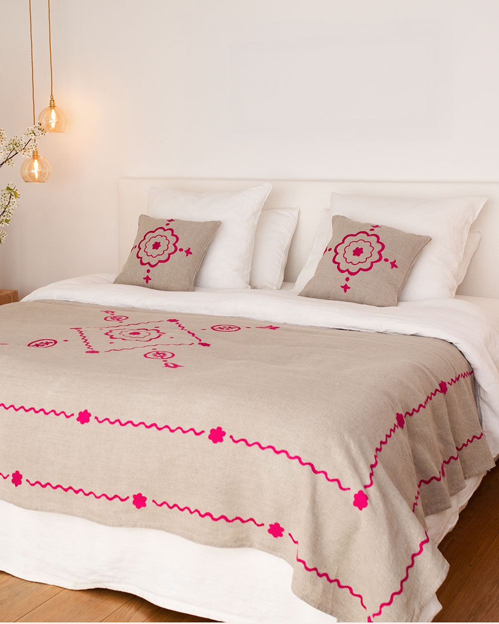 Dessus de lit en lin brodé rose NIYAT – chambre parentale cosy élégante