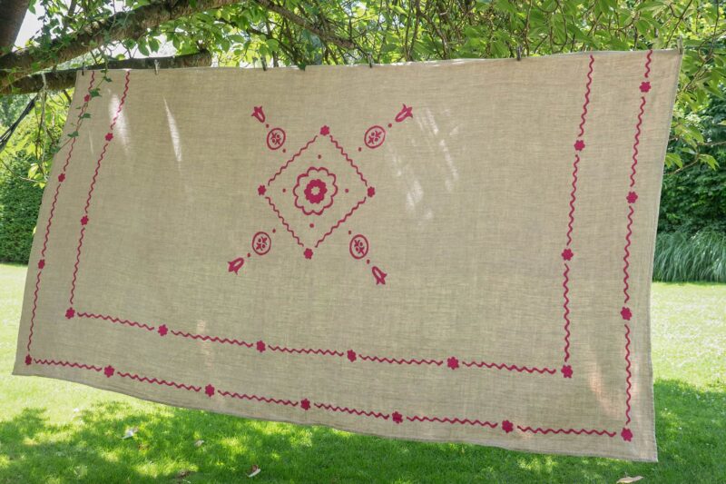 Dessus de lit NIYAT brodé rose en lin – décoration maison de campagne chic