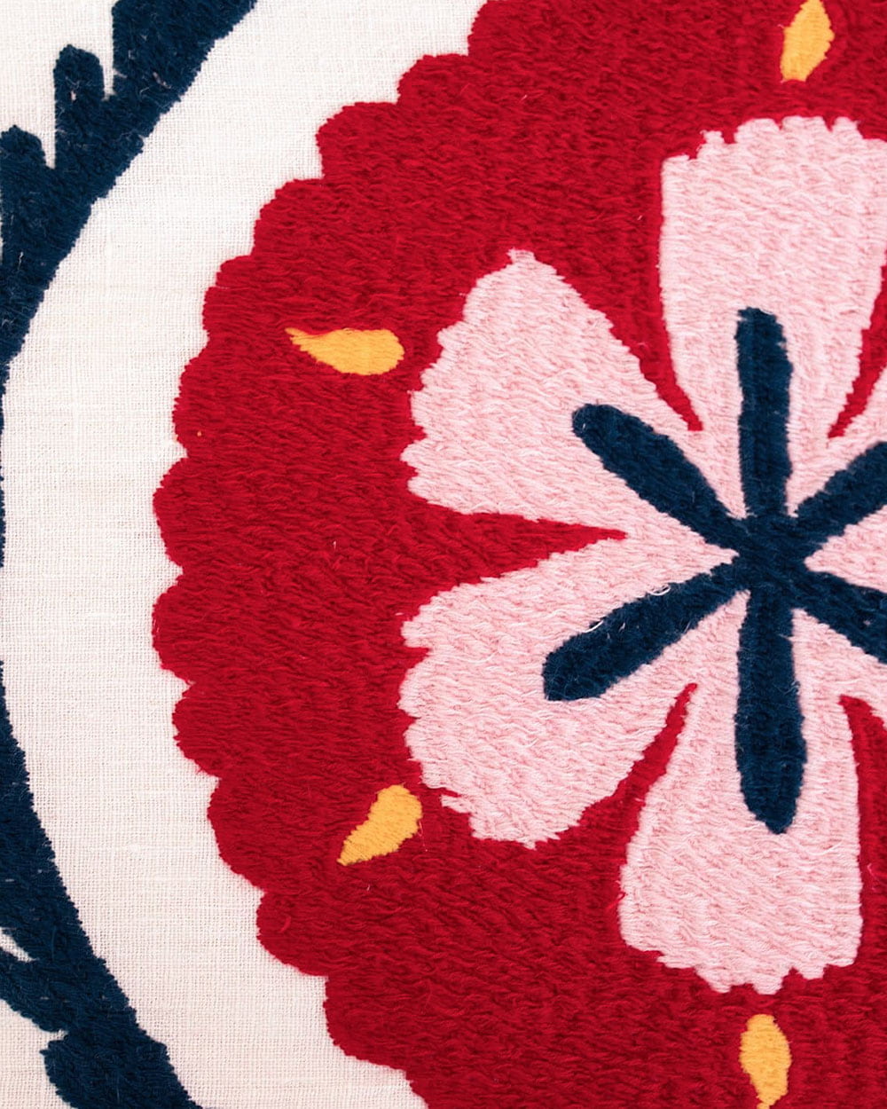 Gros plan sur les broderies colorées du plaid Bahor, plaid ethnique chic brodé main en Ouzbékistan.