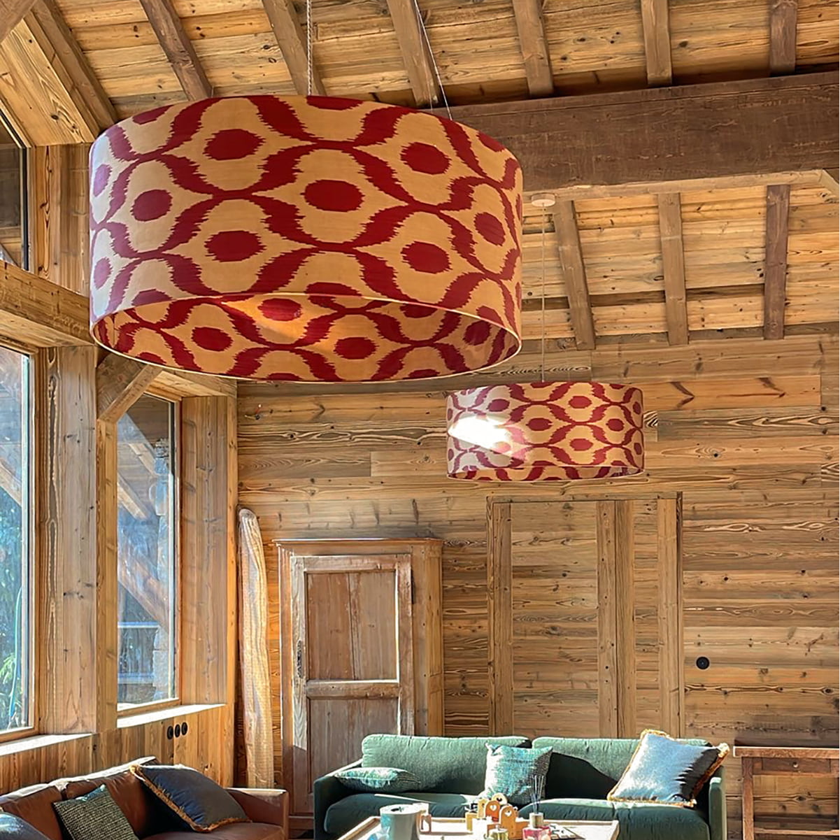 grande suspension luminaire pour un salon dans un chalet