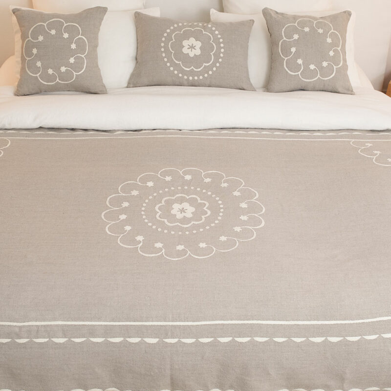 Jeté de lit SOZANA en lin naturel beige brodé écru, décoration élégante et raffinée.