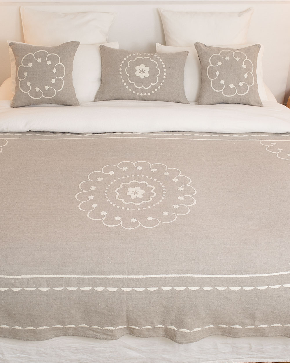 Jeté de lit SOZANA en lin naturel beige brodé écru, décoration élégante et raffinée.