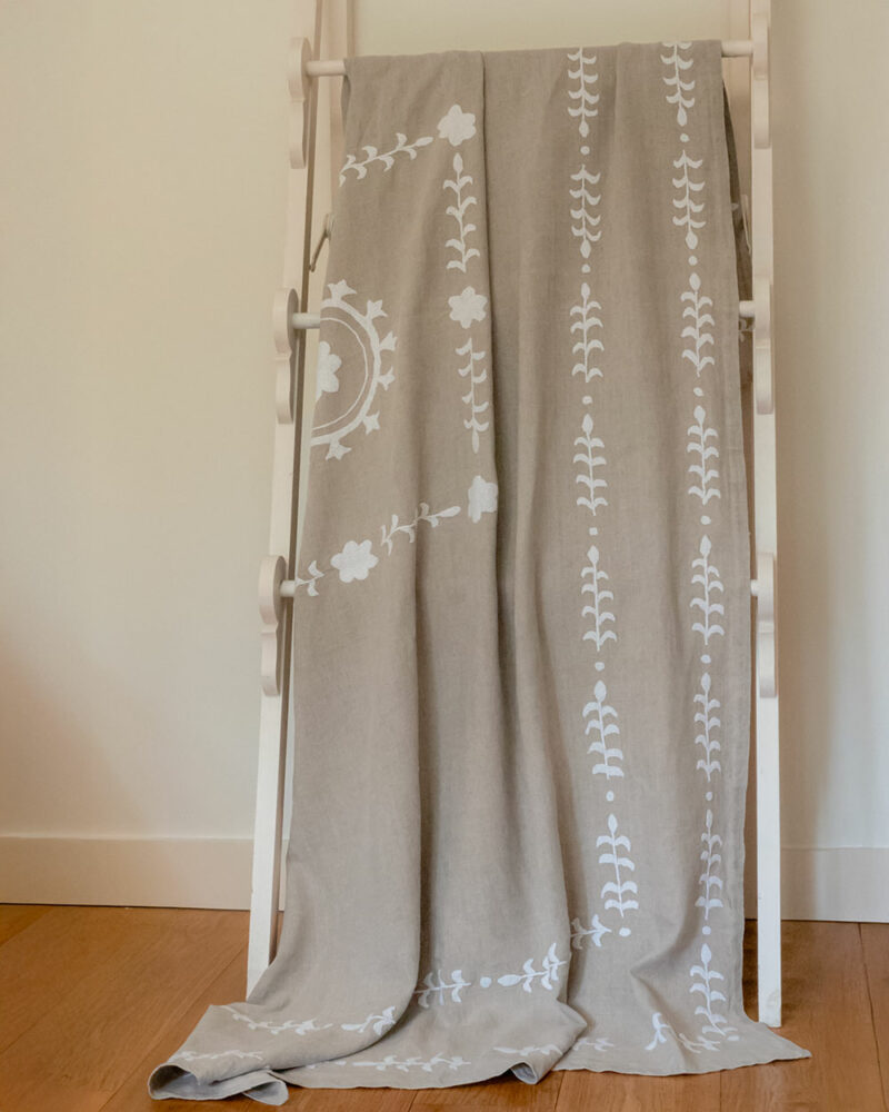 Jeté de lit KALOVA en lin naturel beige brodé blanc, textile chic et intemporel.