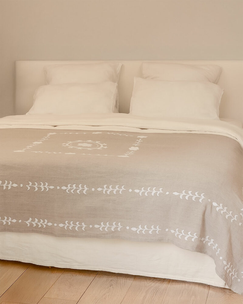 Jeté de lit en lin brodé floral KALOVA, élégance chic pour décoration de chambre.