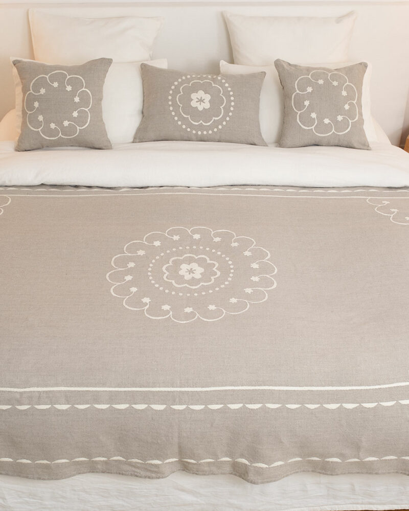 Jeté de lit SOZANA en lin beige brodé écru avec coussins assortis.