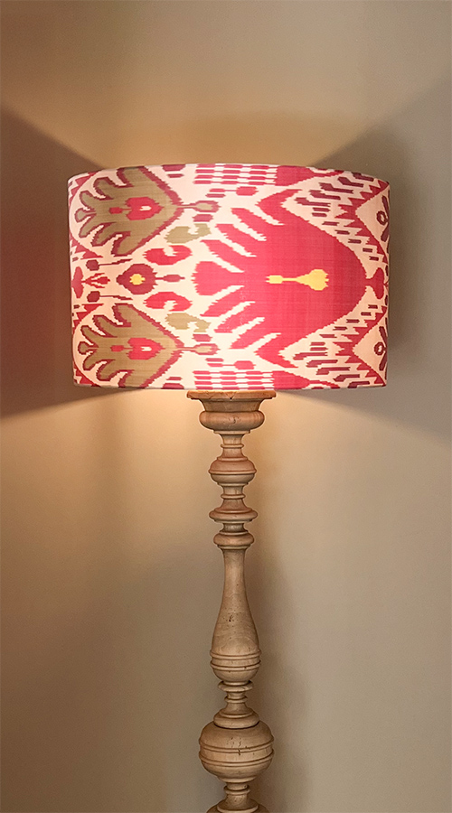 lampadaire en bois tourné avec un abat-jour en ikat rose