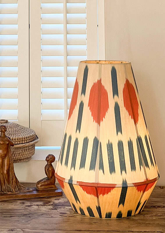Lanterne en ikat illuminée, aux nuances ocre, orange et bleu, lampe à poser poétique et bohème chic