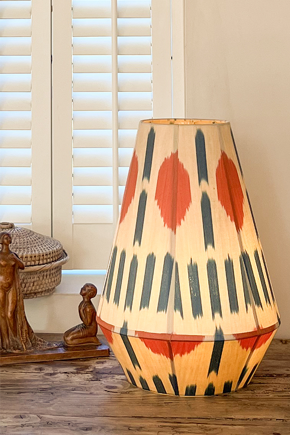 Lanterne en ikat illuminée, aux nuances ocre, orange et bleu, lampe à poser poétique et bohème chic
