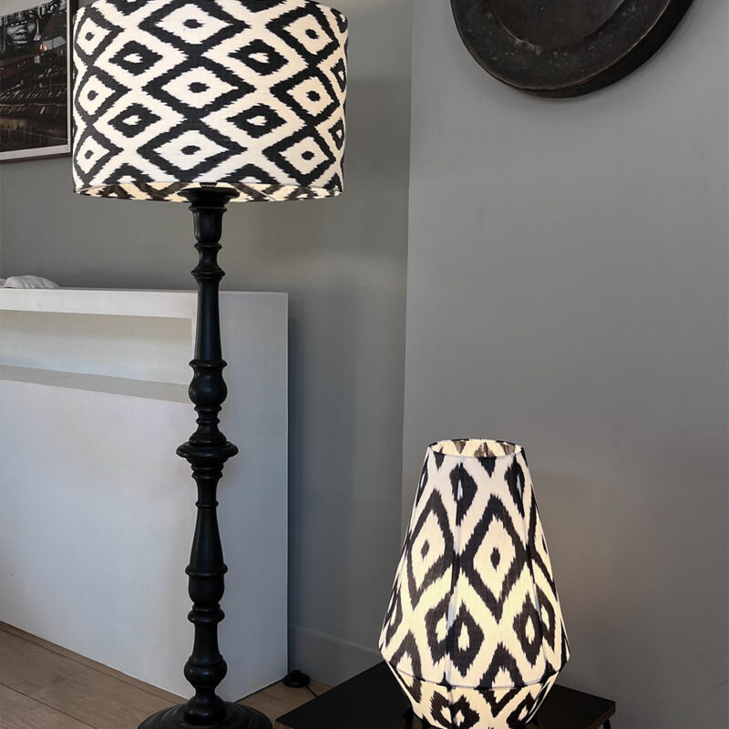 Lampe a poser noire accompagnée d'un lampadaire noir avec abat-jour en ikat