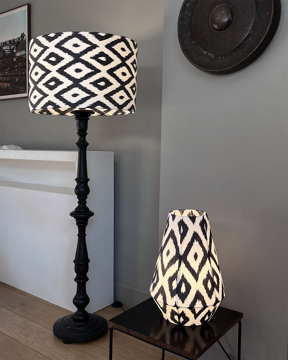 Lampe a poser noire accompagnée d'un lampadaire noir avec abat-jour en ikat