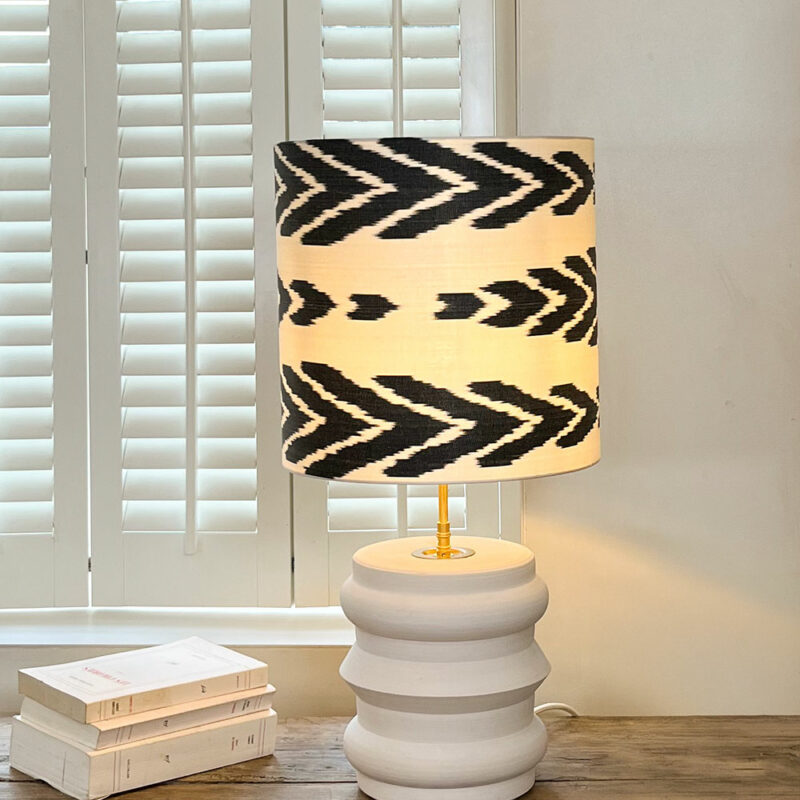 Lampe deco Nuit Sauvage avec pied en faience blanche et abat-jour en soie ikat noir et blanc