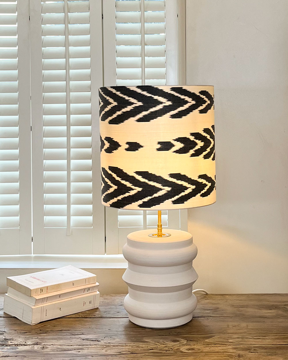 Lampe deco Nuit Sauvage avec pied en faience blanche et abat-jour en soie ikat noir et blanc