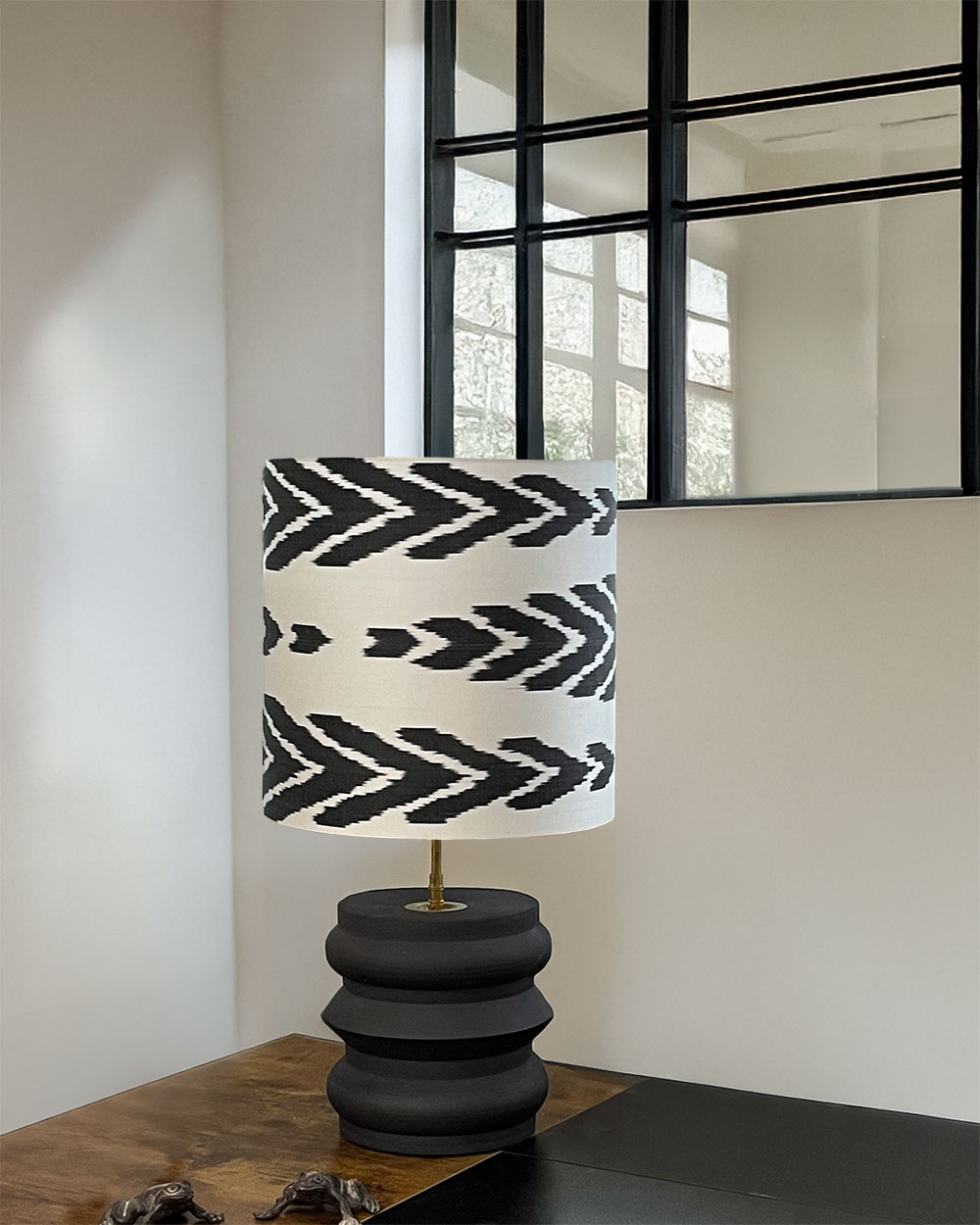 Lampe deco Nuit Sauvage avec pied en gres noir et abat-jour en soie ikat graphique