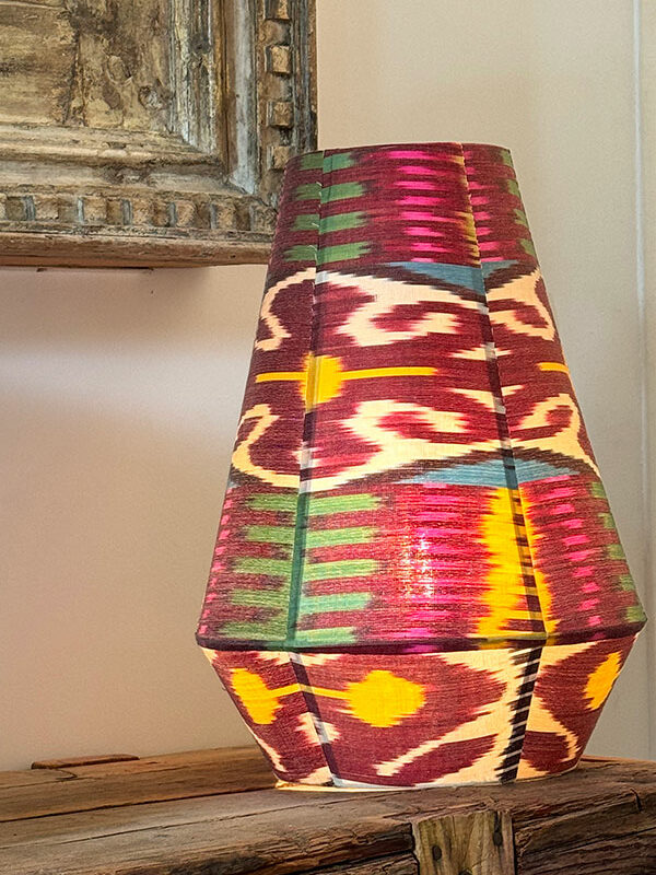 Lanterne intérieure colorée Khiva diffusant une lumière douce et chaleureuse dans un salon bohème chic