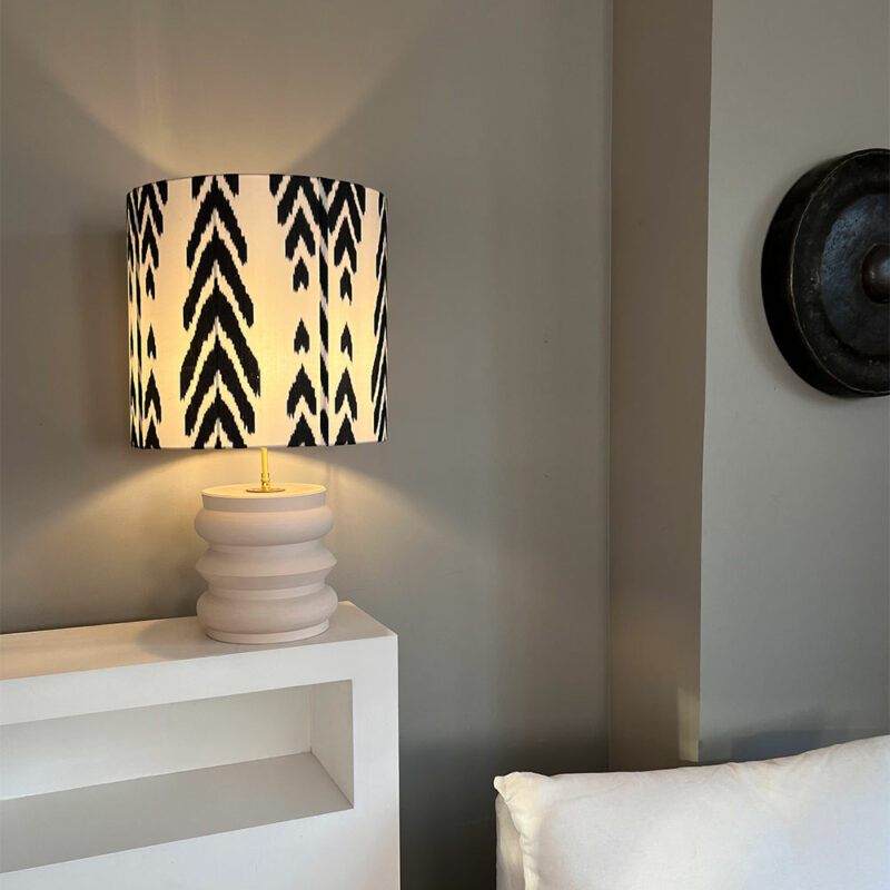 Lampe noire et blanche Eclat Nocturne dans une chambre