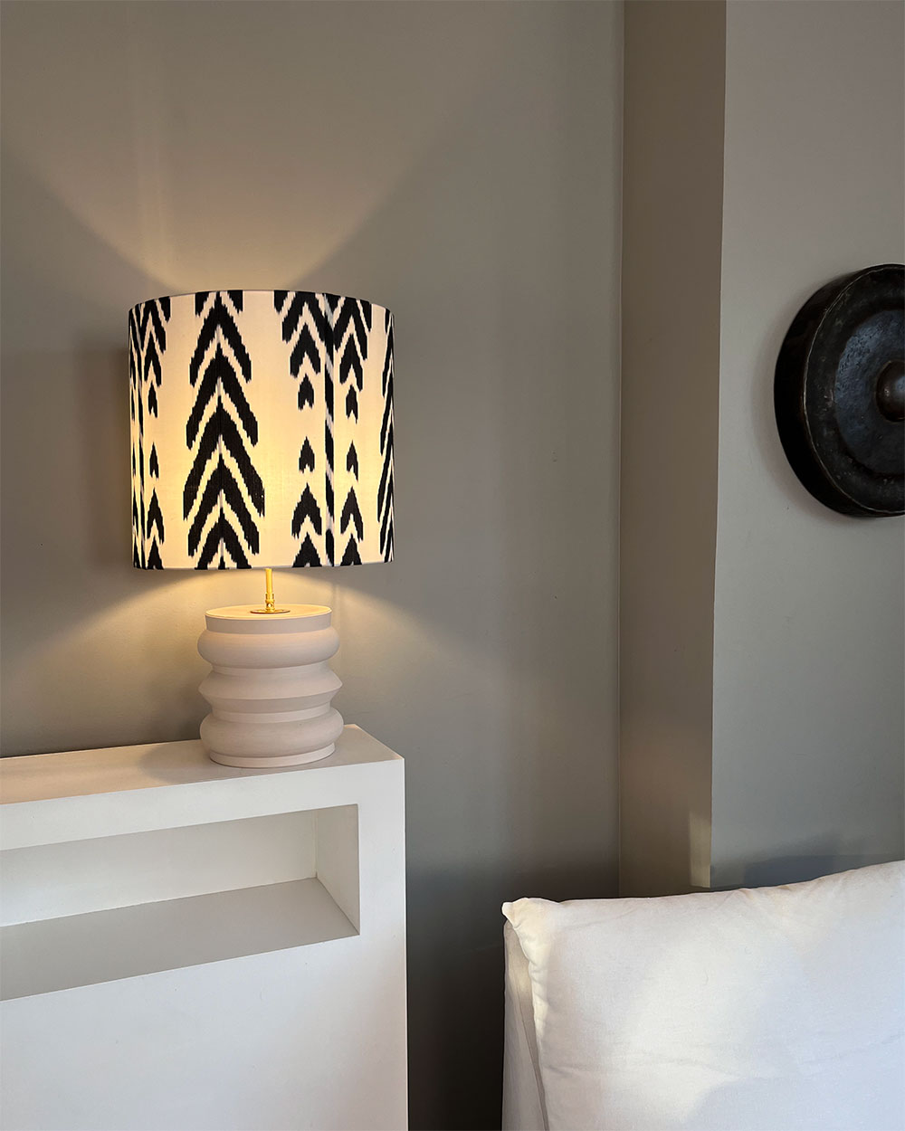 Lampe noire et blanche Eclat Nocturne dans une chambre