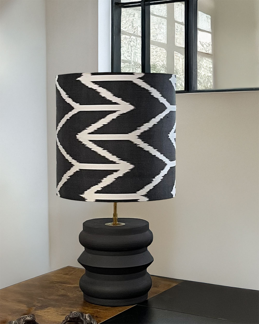 Lampe noire, collection Bongo, posée sur un bureau