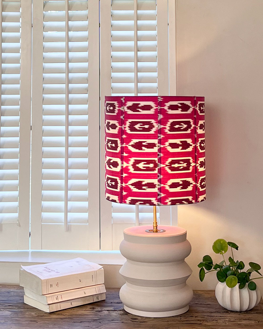 lampe rose élégante diffusant une lumière douce dans une chambre.