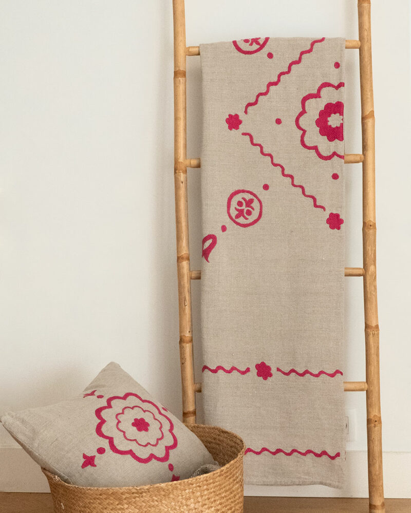 Dessus de lit NIYAT en lin naturel brodé rose – maison de campagne chic