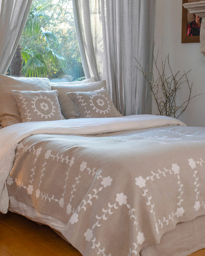 Plaid en lin brodé blanc SHAKLI dans une chambre lumineuse style campagne chic.