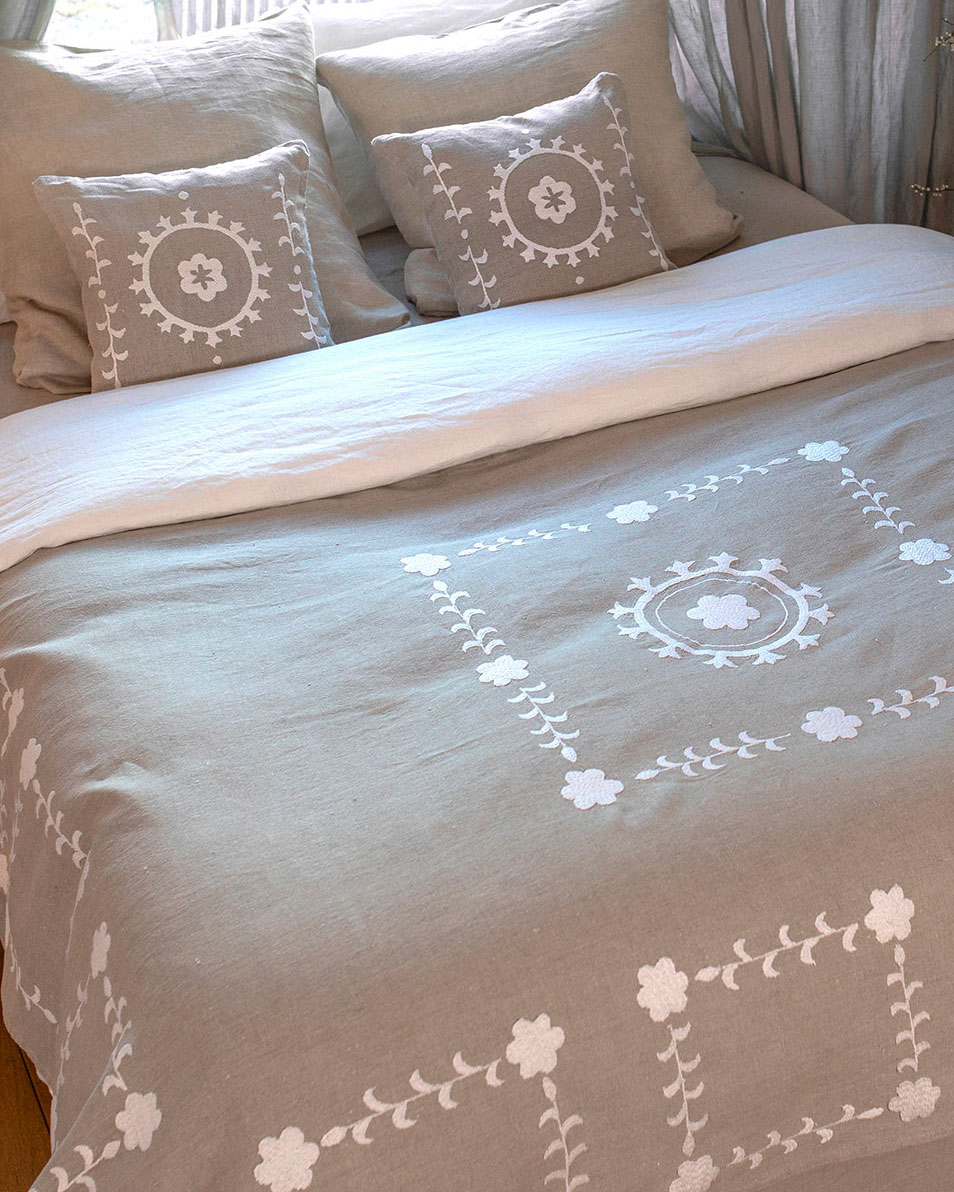 Plaid SHAKLI en lin beige brodé blanc, textile décoratif pour maison de campagne chic.