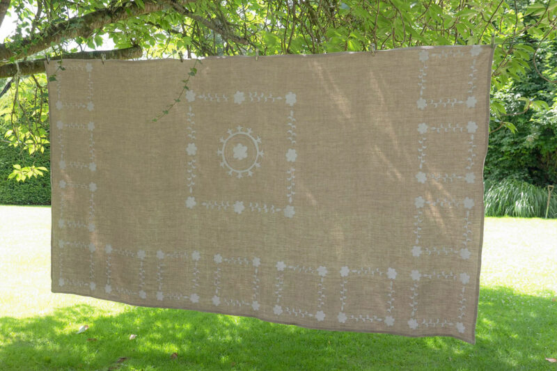 Plaid en lin brodé SHAKLI beige avec broderies blanches – décoration élégante style campagne chic.