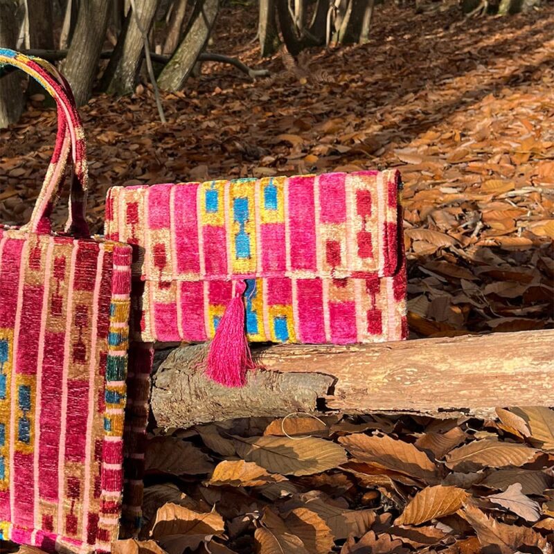 Pochette bohème BOIS DE ROSE en velours de soie sur des feuilles en forêt à l’automne