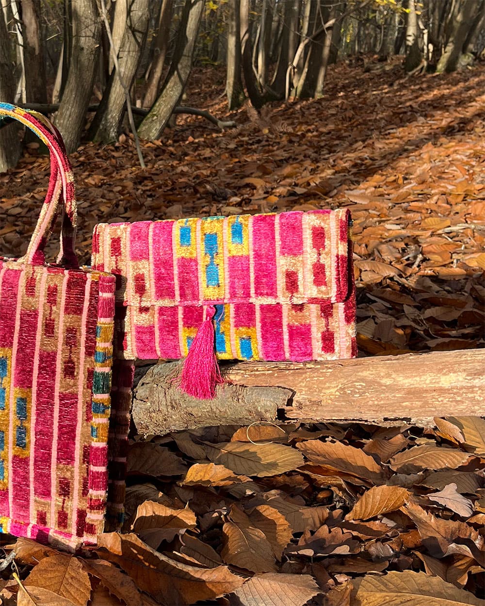 Pochette bohème BOIS DE ROSE en velours de soie sur des feuilles en forêt à l’automne