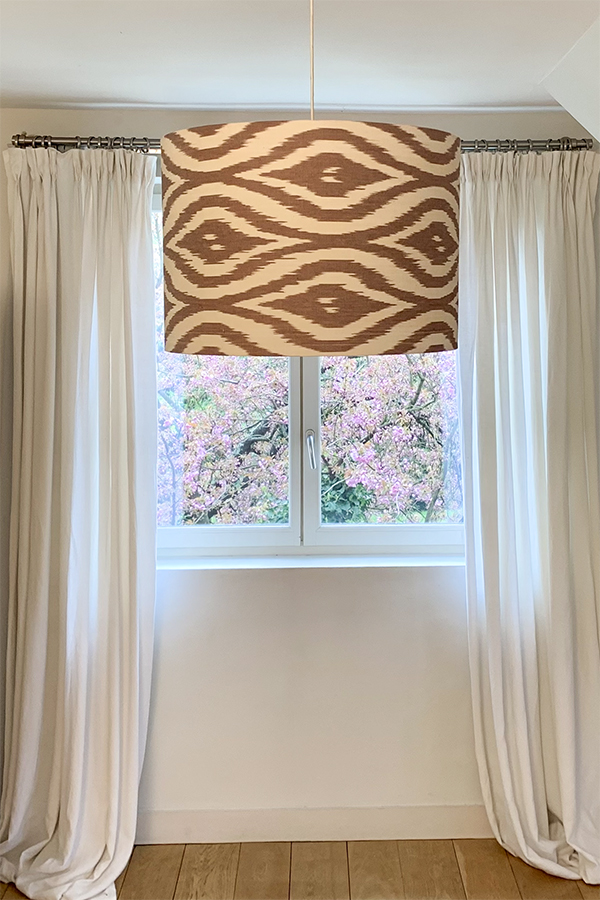 Grande suspension luminaire dans une chambre élégante