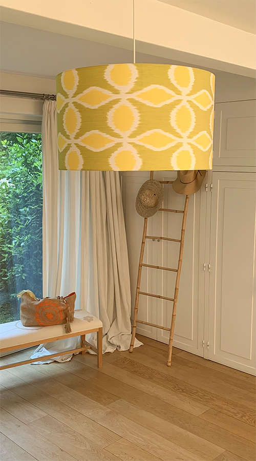 suspension luminaire jaune dans une chambre