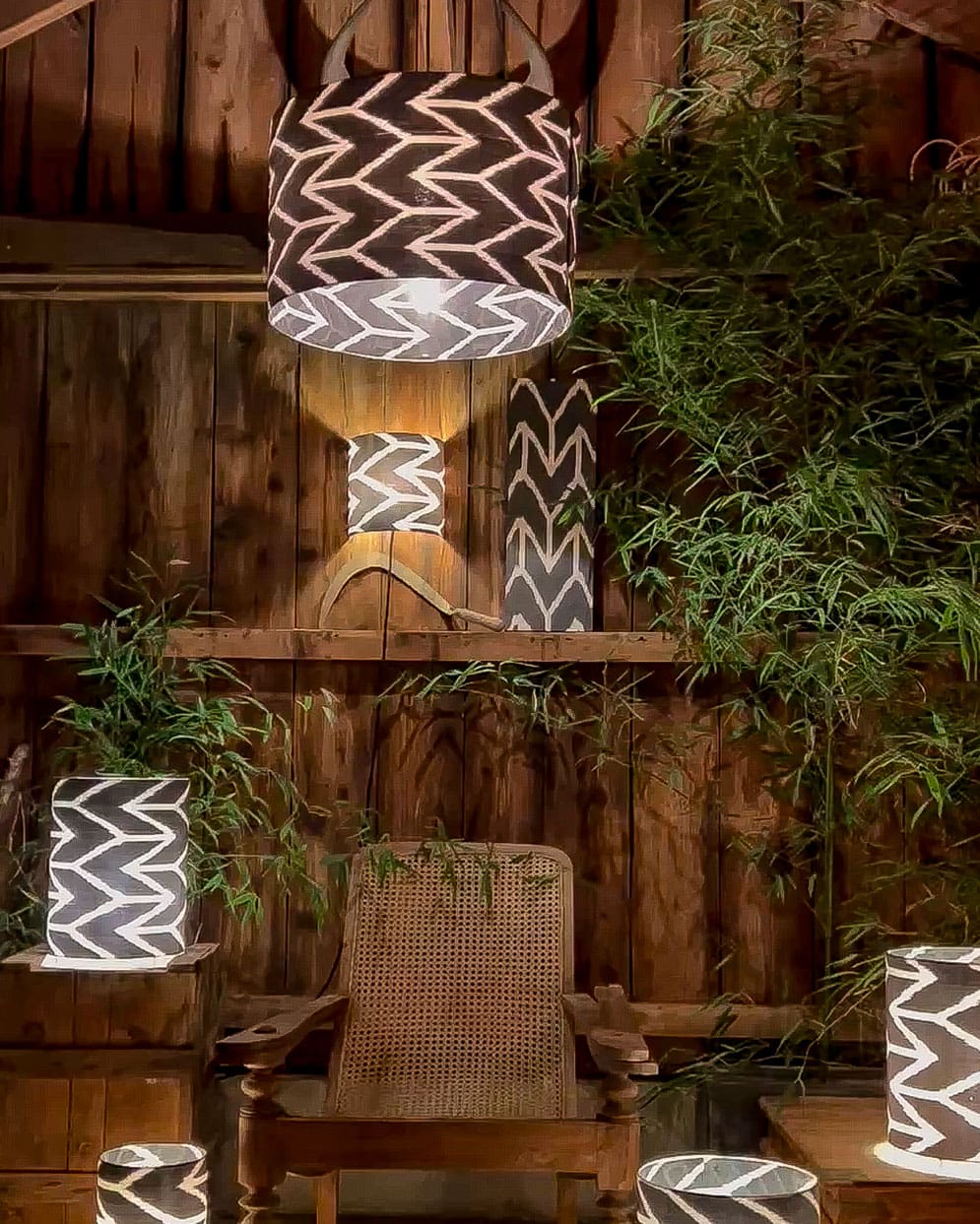 Suspension noire et blanche en ikat avec petites lampes assorties, déco ethnique dans une grange