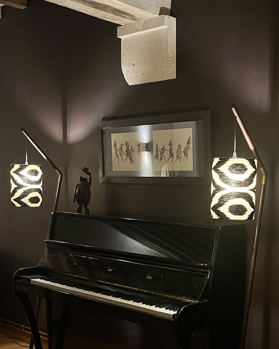 Deux suspensions noires et blanches sur mesure autour d’un piano, abat-jour créés sur mesure pour un salon élégant – C & the Flowers