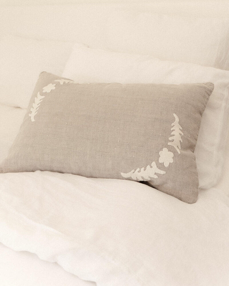 Coussin brodé en lin ficelle Navli rectangulaire avec broderies ivoire.
