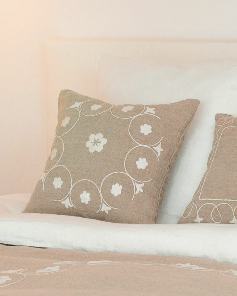 Coussin carré Shamya en lin naturel brodé blanc, style intemporel et fabrication artisanale