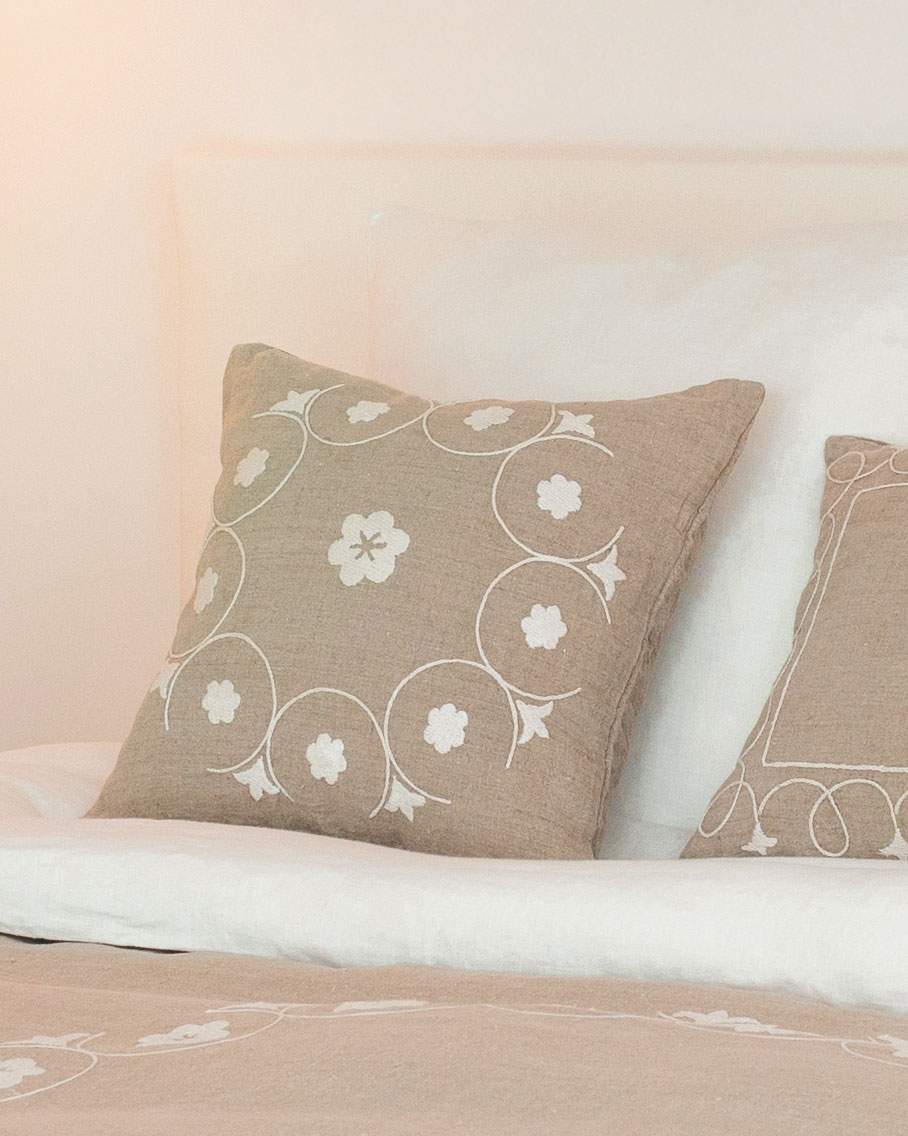 Coussin carré Shamya en lin naturel brodé blanc, style intemporel et fabrication artisanale