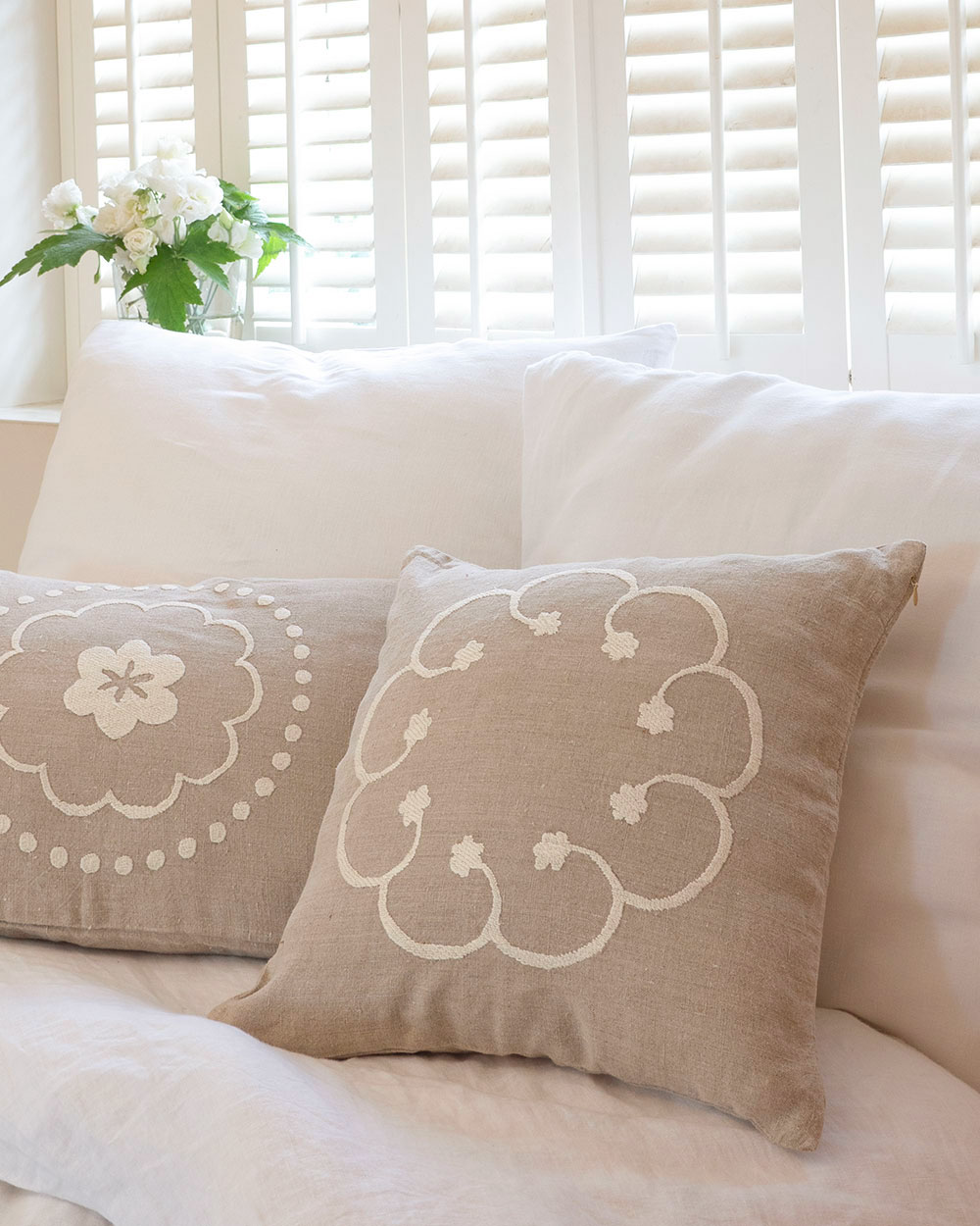 Coussin carré SOZANA 45×45 en lin beige brodé écru, décoration campagne chic et shabby chic.