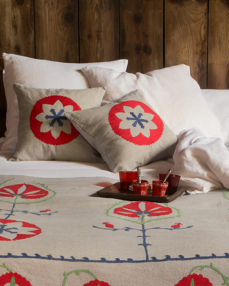 Coussin en lin beige et rouge SABZA brodé main, création artisanale C & the Flowers