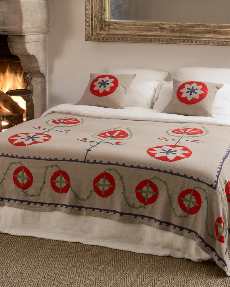 Coussin en lin beige et rouge SABZA assorti au dessus de lit brodé, ensemble harmonieux C & the flowers