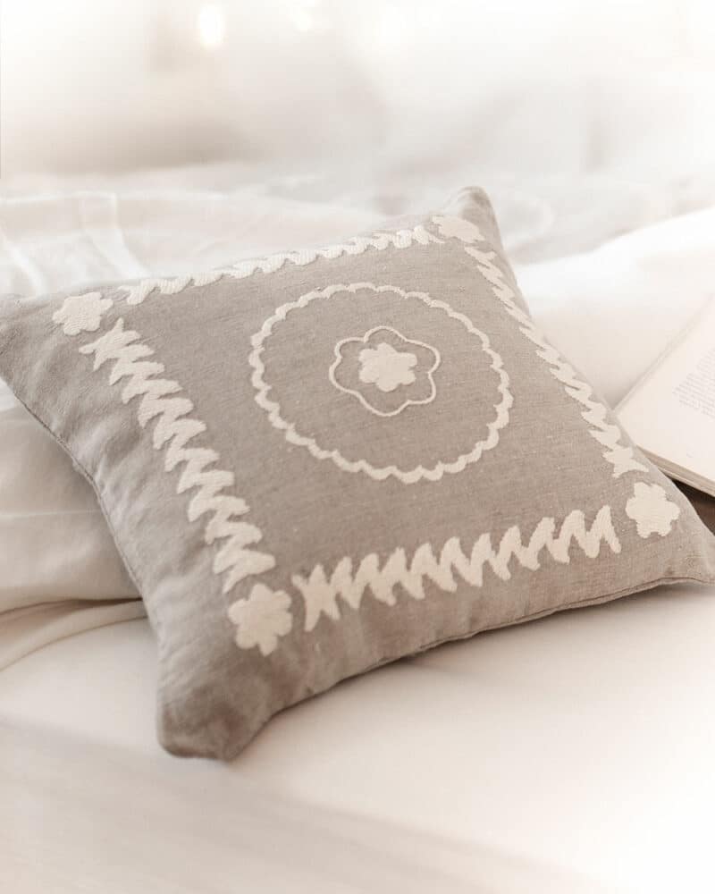 Coussin en lin brodé ivoire Navli carré avec broderies faites main.