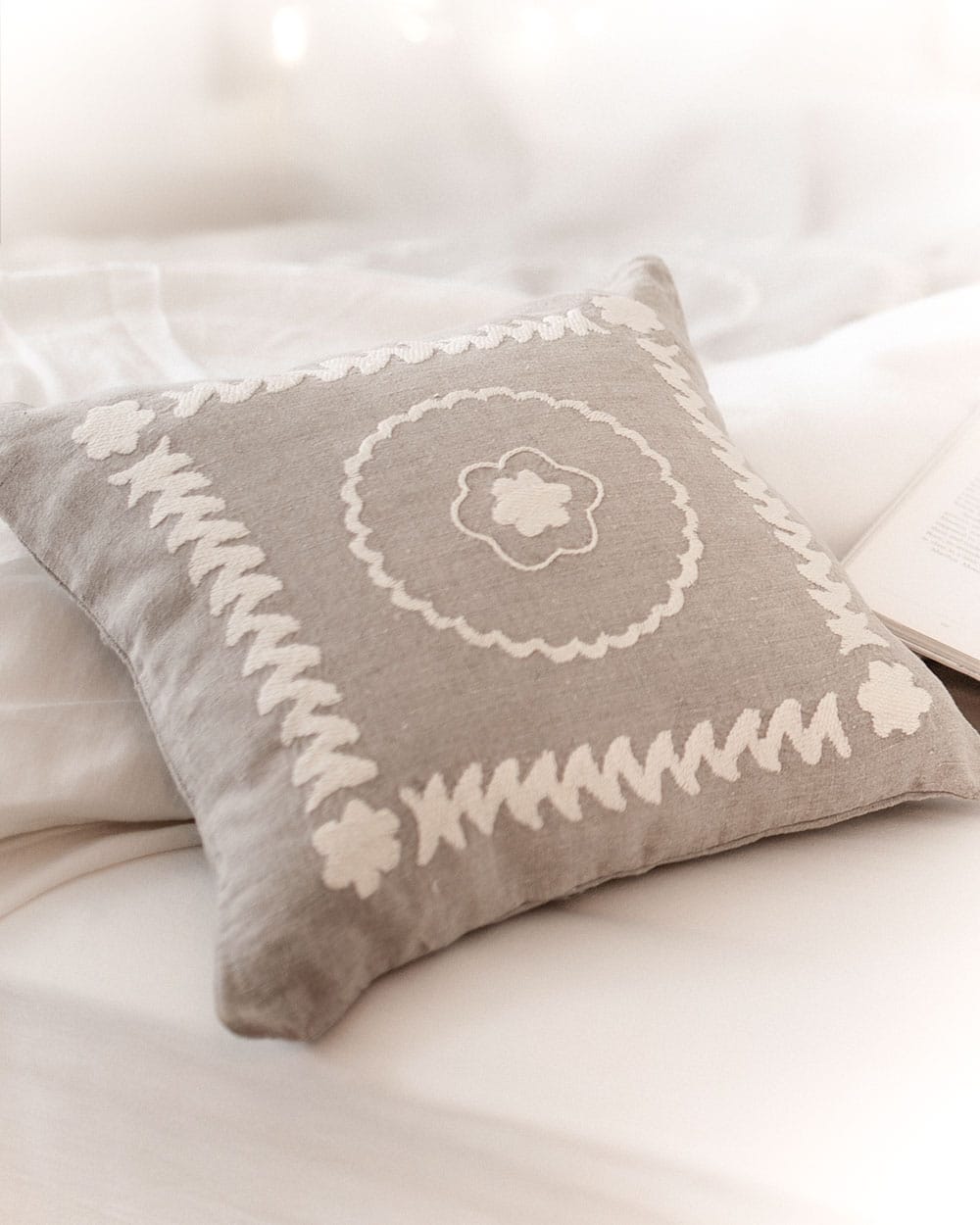 Coussin en lin brodé ivoire Navli carré avec broderies faites main.