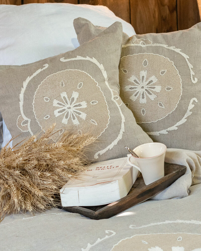 Coussin SITORA 45×45 en lin brodé naturel ivoire et camel – décoration élégante et artisanale
