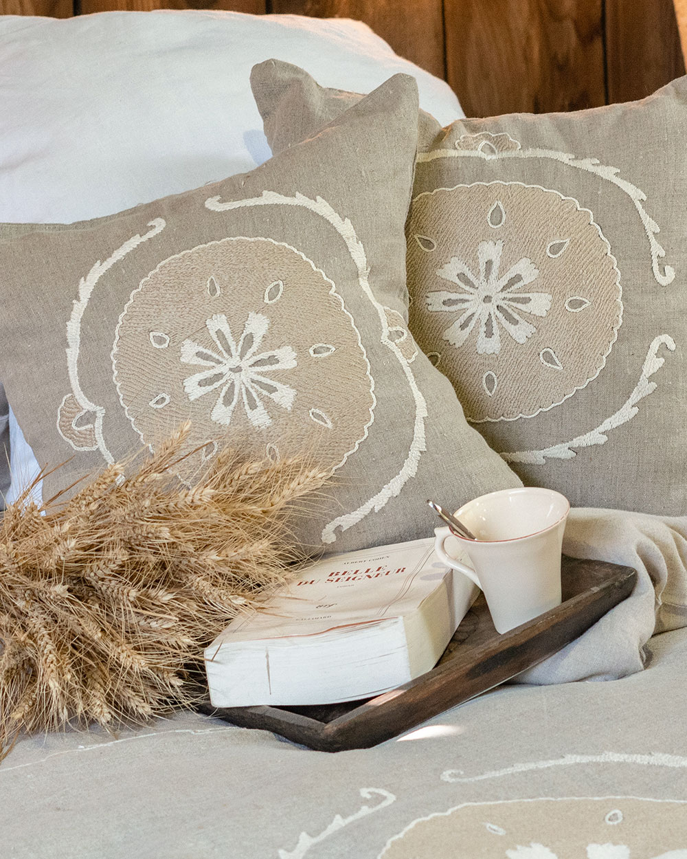 Coussin SITORA 45×45 en lin brodé naturel ivoire et camel – décoration élégante et artisanale