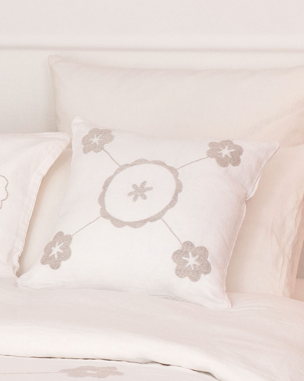 Coussin carré en lin ivoire brodé main – C & the flowers