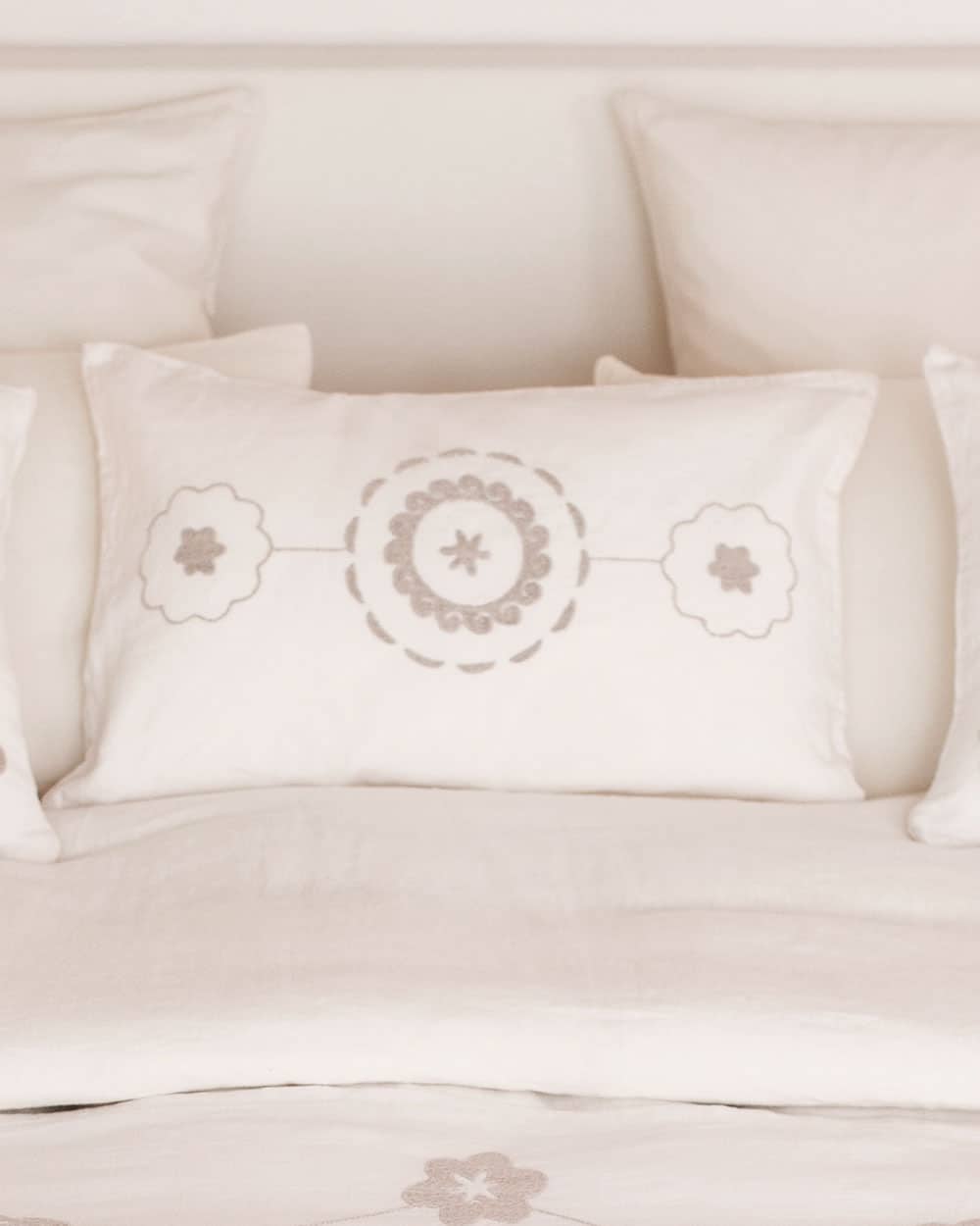 Coussin rectangle en lin ivoire brodé main – C & the flowers